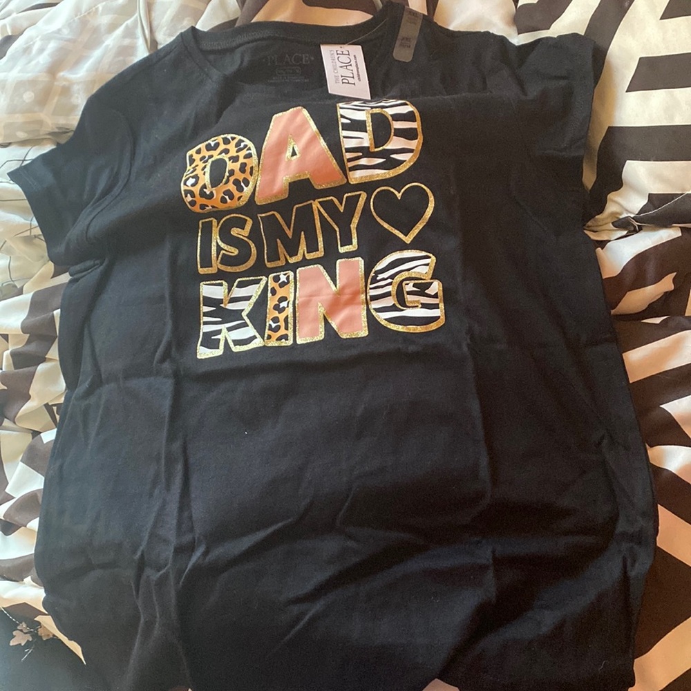 A short sleeve graphic tee for girls that says “dad is my king”